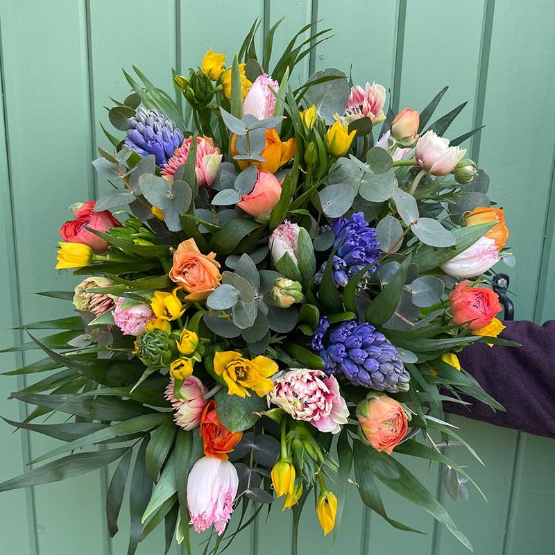 Bouquet de fleurs fraîches sur le thème du printemps, une création artisanale de Pom’Violette