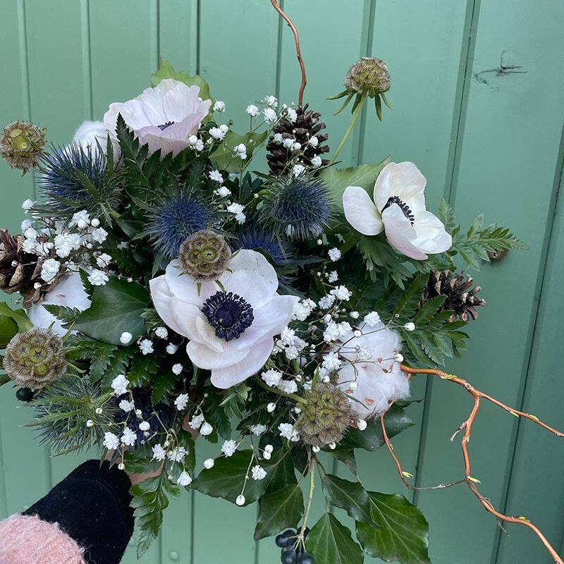 Bouquet de fleurs fraîches aux inspirations hivernales, une création Pom’Violette